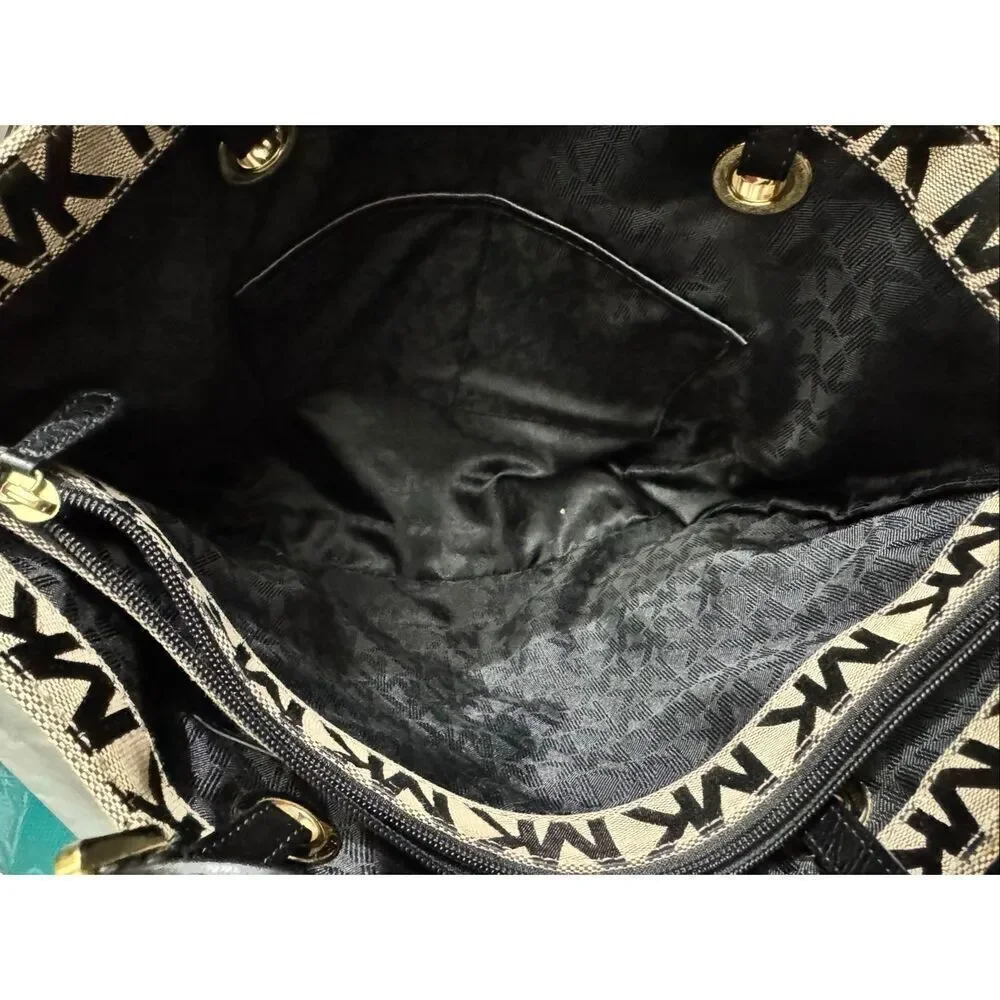 Michael Kors large compartment